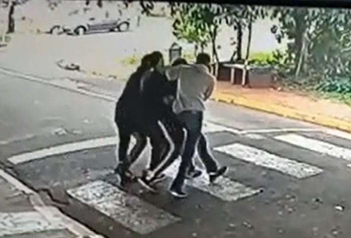 Homem-retirado-a-forca-de-rodoviaria-fugiu