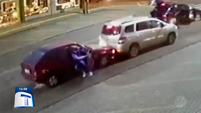 Homem-sai-de-porta-mas-de-carro-em-tentativa-de-render-pai-e-filho-.00_00_45_00.Quadro001 Homem-sai-de-porta-mas-de-carro-em-tentativa-de-render-pai-e-filho-.00_00_45_00.Quadro001