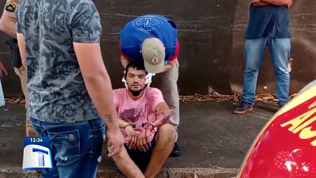 Homem-tem-surto-psicotico-e-e-baleado-pela-Policia-Militar- Homem-tem-surto-psicotico-e-e-baleado-pela-Policia-Militar-