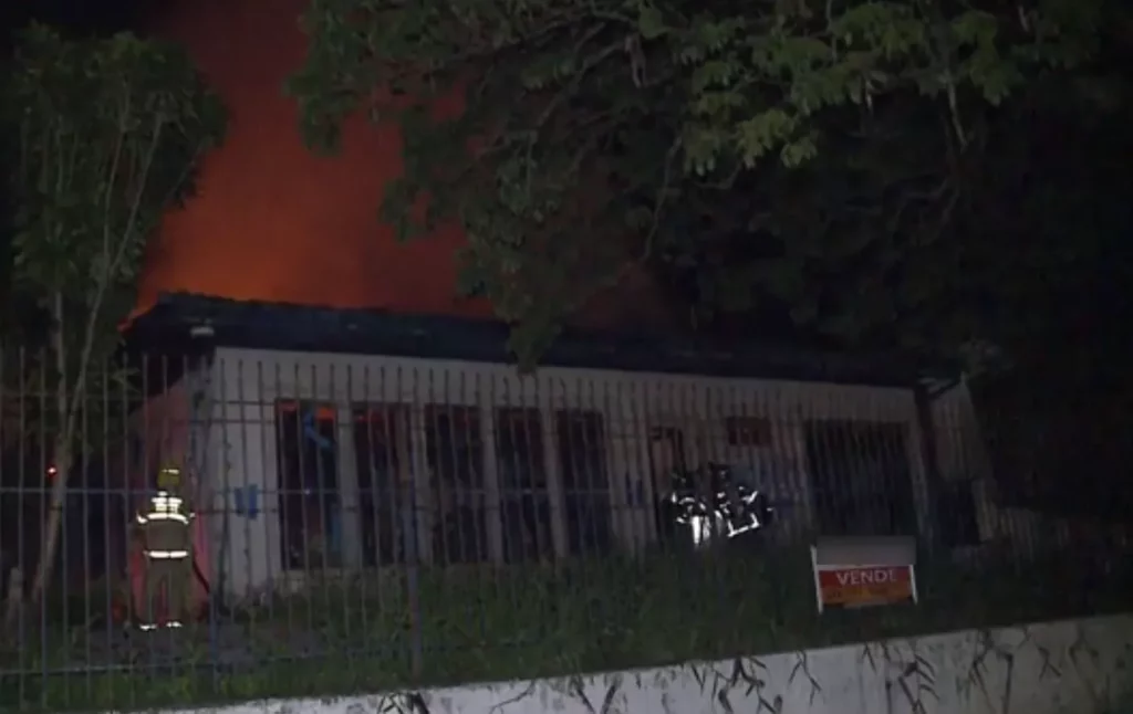 INCENDIO-CASA-HUGO-LANGE INCÊNDIO-CASA-HUGO-LANGE