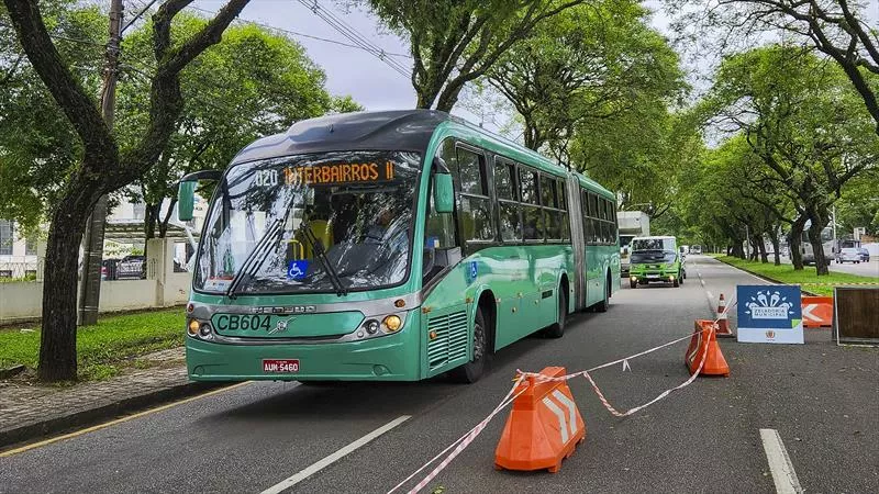 INTERBAIRROS-ONIBUS-CURITIBA estudante-assaltada-interbairros