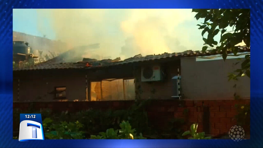Incendio-destroi-casa-no-bairro-Tres-Lagoas-