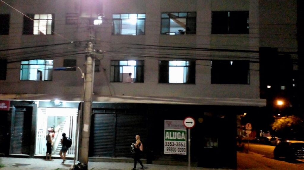Jovem-e-esfaqueado-durante-confusao-em-apartamento-no-centro-de-Curitiba Jovem é esfaqueado durante confusão em apartamento no centro de Curitiba