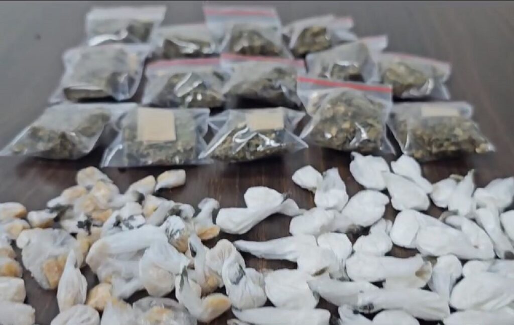 Jovem-e-preso-por-trafico-com-crack-cocaina-e-maconha-em-SJP Jovem é preso por tráfico com crack, cocaína e maconha em SJP