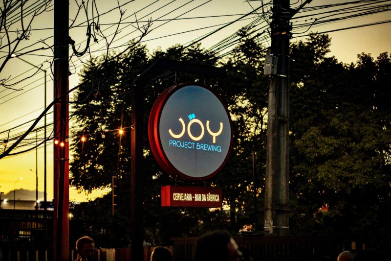 Joy-Project-Brewing-reune-cervejaria-e-bar-da-fabrica-no-mesmo-local-e-fica-localizada-no-bairro-Xaxim-Cred-Gabriel-Goulart-scaled-e1647549441536