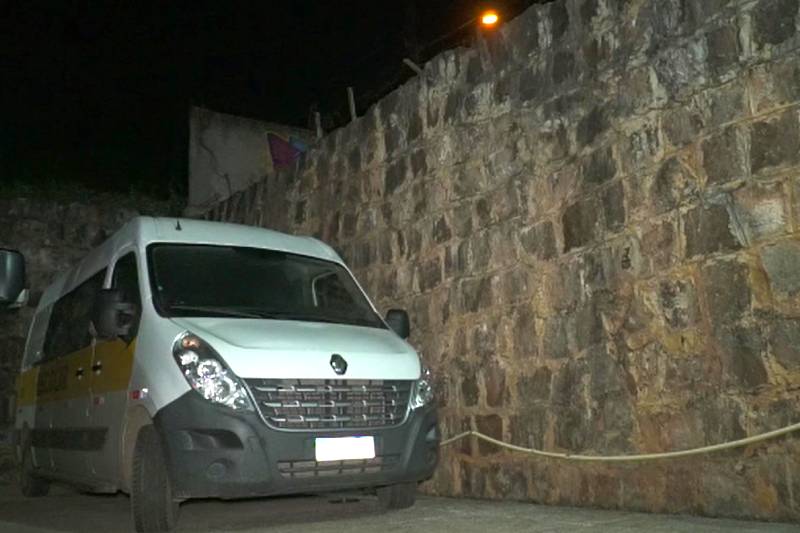 Ladrao-tenta-pular-muro-para-fugir-da-policia-cai-em-cima-de-van-e-acaba-preso