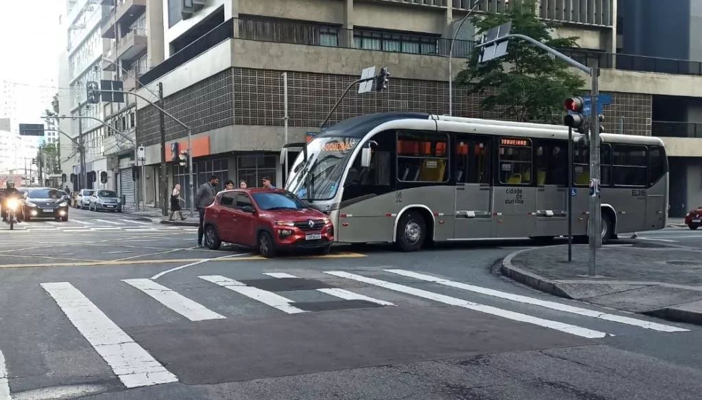 Ligeirinho-bate-em-carro-nesta-quarta-feira Ligeirinho-bate-em-carro-nesta-quarta-feira