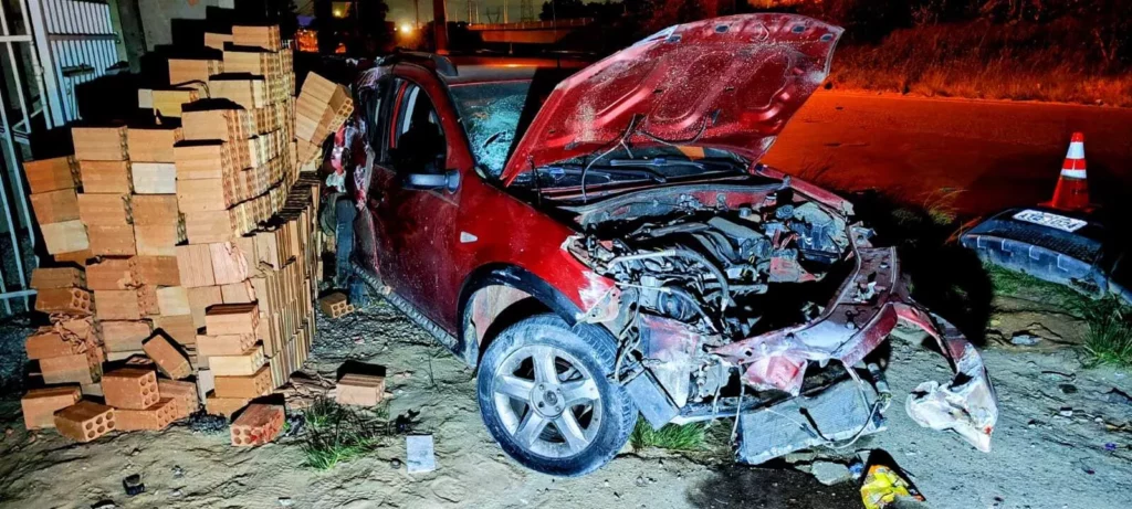 MOTORISTA-BATE-POSTE-ATROPELA-FOGE