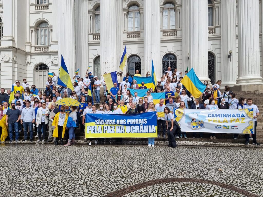 Marcha-pela-Paz-na-Ucrania-reune-multidao-no-centro-de-Curitiba