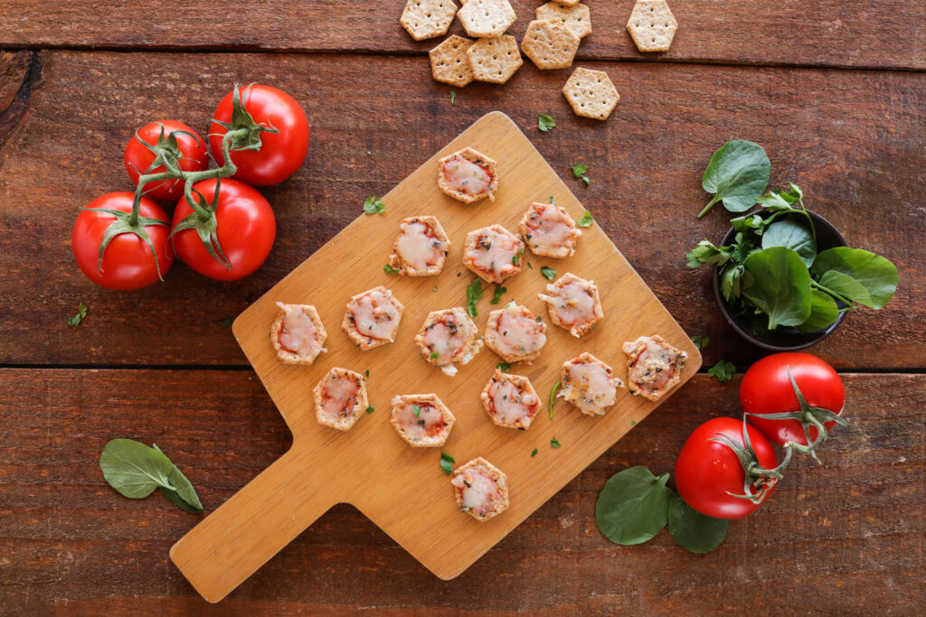 Mini-pizza-de-biscoito-mini-cracker-scaled