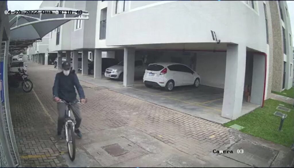 Moradores-de-condominio-flagram-ladrao-de-bicicletas-e-amarram-homem-em-poste