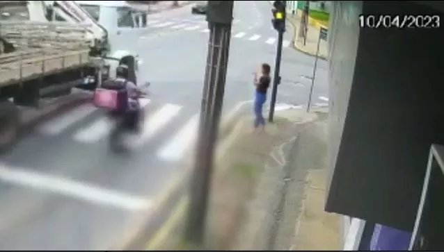 Motociclista-e-fechado-por-caminhao O caminhão fazia uma conversão para a direita quando acertou o motocicleta