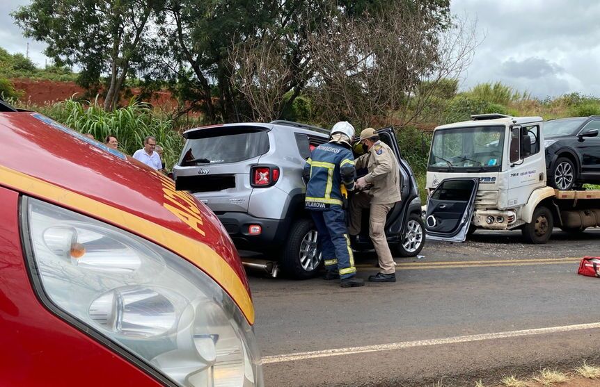 Motorista-fica-ferida-apos-colisao-com-caminhao-na-00563935-4-202112161239-md