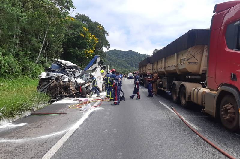 Motorista-morre-em-acidente-entre-quatro-caminhoes-na-BR-277