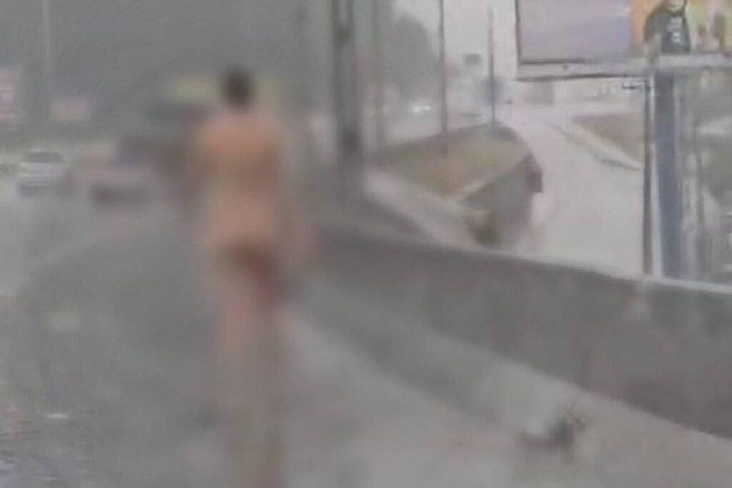 Mulher-andando-pelada Mulher-andando-pelada
