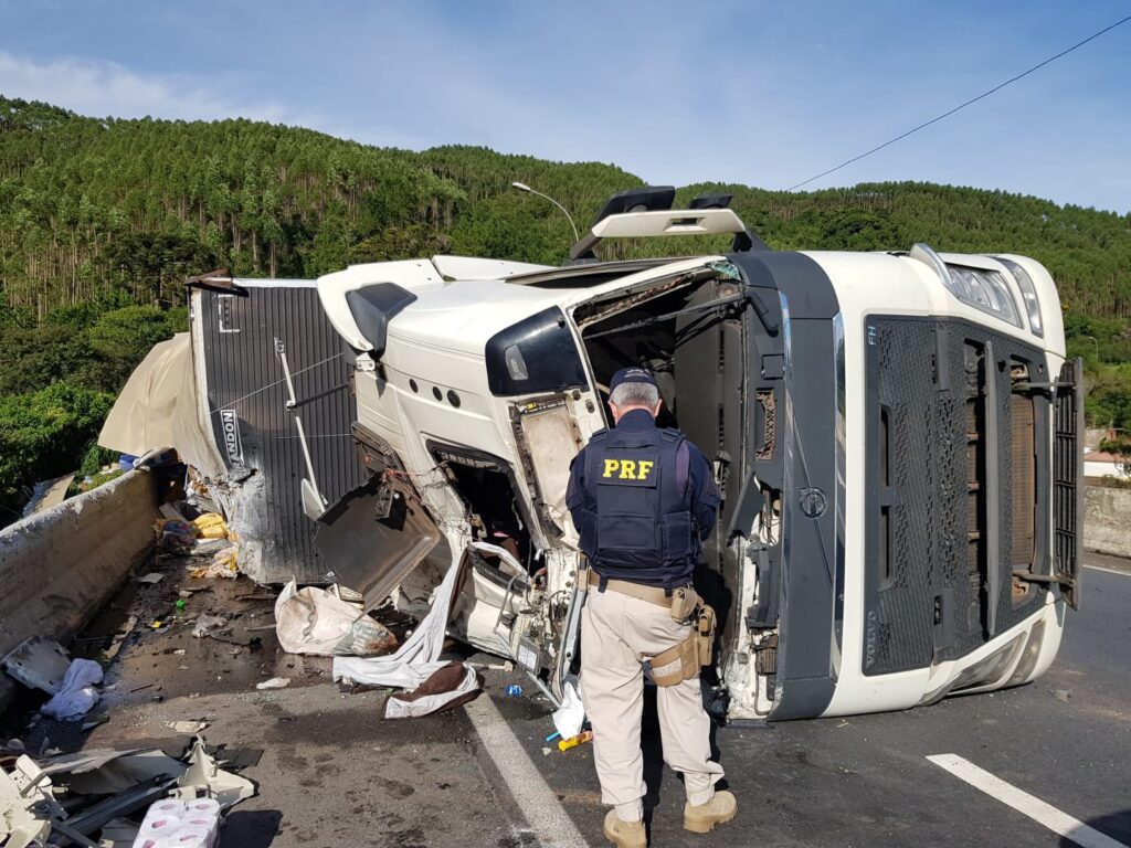 Mulher-morre-em-tombamento-de-caminhao-na-RMC-carga-foi-saqueda-2