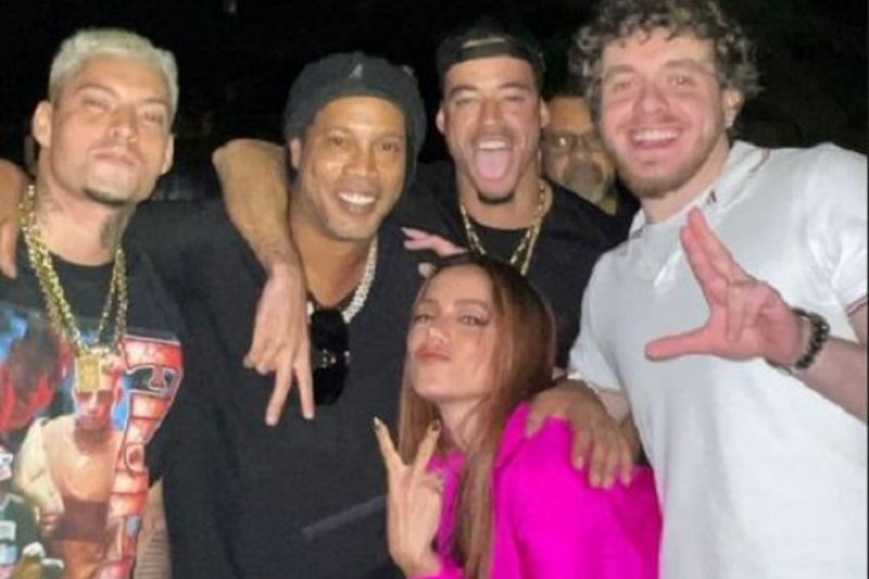 Anitta curte festa de Ronaldinho Gaúcho e posa ao lado rappers: 