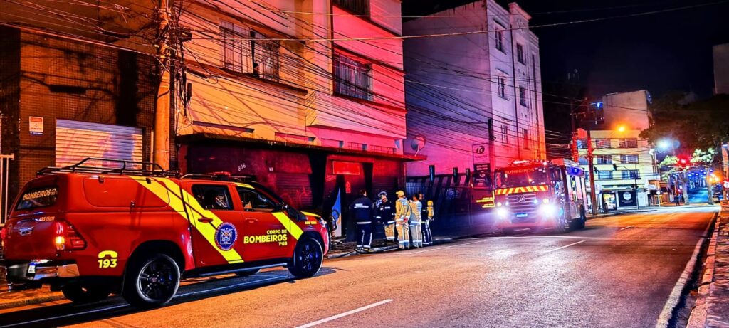 O-compressor-foi-levado-para-a-rua-para-evitar-maiores-acidentes Compressor pega fogo dentro de sapataria no Centro de Curitiba