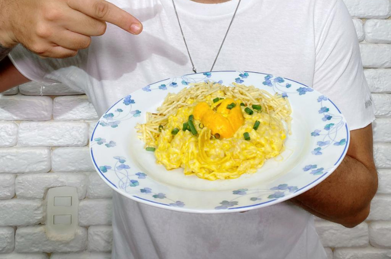 O-risoto-prato-tipicamente-italiano-surgiu-no-seculo-XI-na-Lombardia-uma-provincia-ao-norte-da-Italia.-Literalmente-a-palavra-risoto-significa-pequeno-arroz.