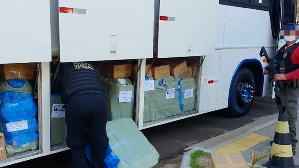 Onibus-com-5-passageiros-e-apreendido-com-varias-mercadorias.00_00_18_29.Quadro001