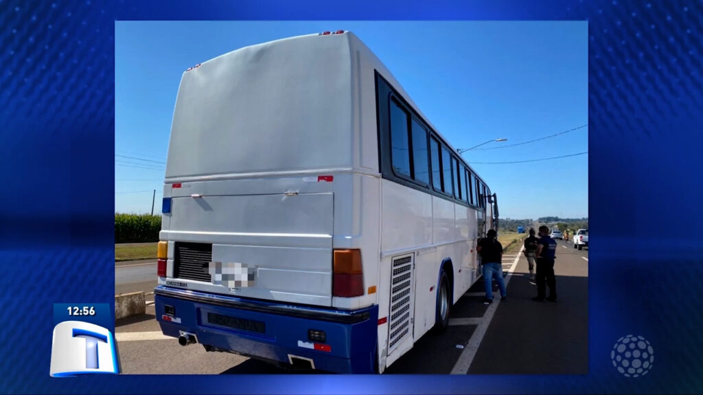 Onibus-com-5-passageiros-e-apreendido-com-varias-mercadorias.00_00_23_05.Quadro001