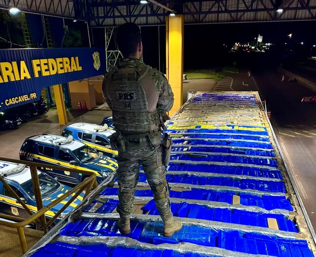 PRF-encontra-pistolas-e-maconha-em-caminhao-frigorifico PRF encontra pistolas e maconha em caminhão frigorífico