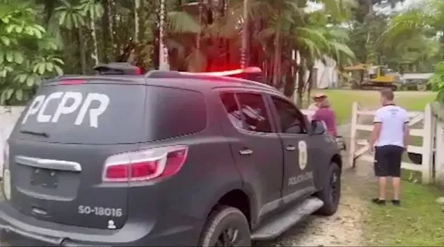 Pai-abandona-filhos-pra-pular-carnaval Pai-abandona-filhos-pra-pular-carnaval