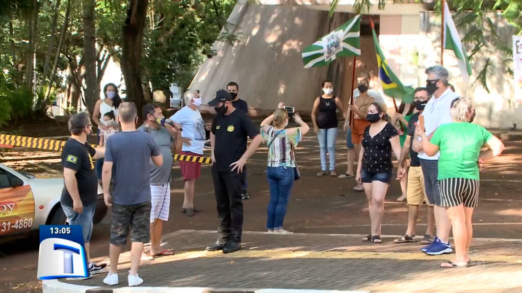 Pais-e-professores-das-escolas-da-rede-publica-e-privada-aderiram-as-manifestacoes-pedindo-a-volta-as-aulas-presenciais Pais-e-professores-das-escolas-da-rede-publica-e-privada-aderiram-as-manifestacoes-pedindo-a-volta-as-aulas-presenciais