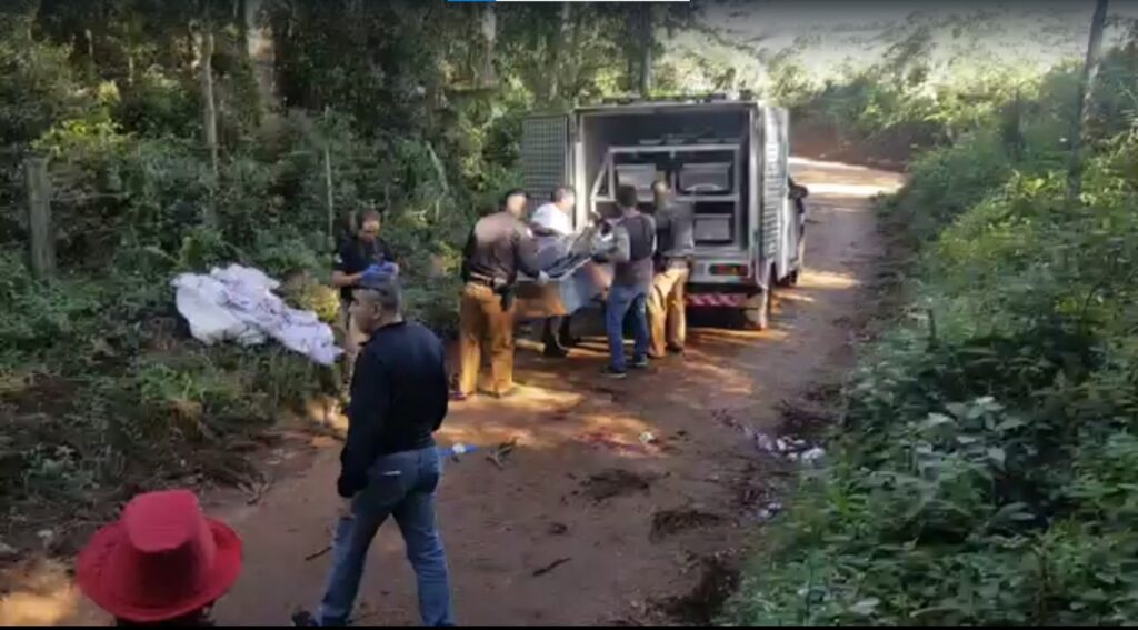 Policia-encontra-corpos-de-dois-homens-mortos-a-tiros-em-estrada-rural-do-Parana