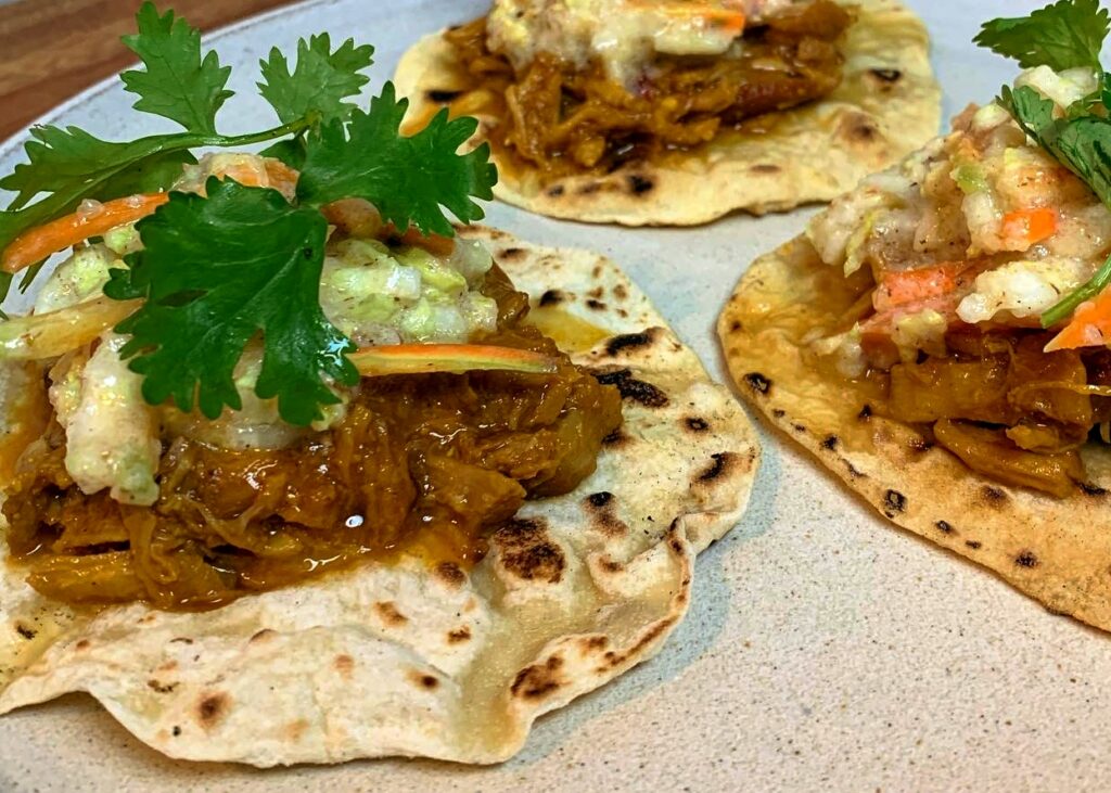 Pulled-Pork-servido-em-Chapati-com-Coleslaw-by-@uvasemcaroco-2-