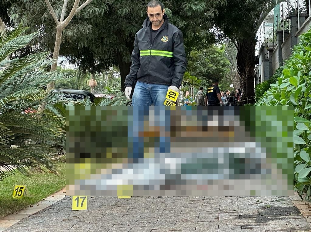 Rapaz-e-morto-com-mais-de-40-tiros-de-pistola-e-fuzil-em-Maringa Os criminosos fugiram em um Fiat Siena preto e ainda não foram encontrados