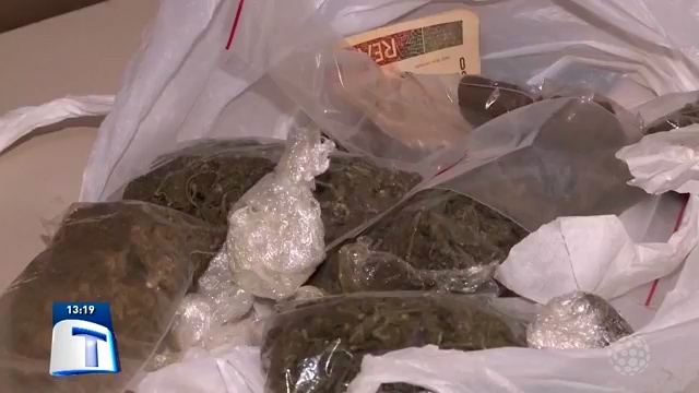 Rapazes-sao-presos-com-sacola-cheia-de-droga.00_00_32_24.Quadro001