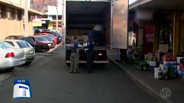 Receita-Federal-apreende-mercadorias-em-boxes-na-Vila-Portes-Tribuna-da-Massa-Foz-11_06_2021.00_00_19_28.Quadro001