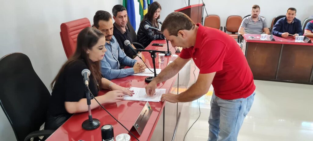 Vice-prefeito-assume-Prefeitura-de-Itaperucu-Neneu-Artigas-segue-na-UTI
