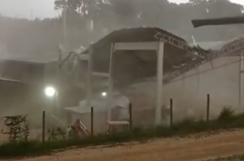 Video_-temporal-derruba-barracao-e-assusta-moradores-da-RMC