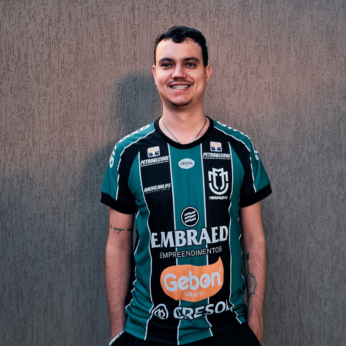 O Maringá Futebol Clube fechou uma parceria com a Federação Paranaense de Boliche e será representado neste fim de semana na Taça Rio 2021, uma das principais competições nacionais da modalidade. Visando expandir a marca e apoiar a prática esportiva, o clube viu com bons olhos a parceria, já que muitas competições nacionais de boliche já contam com clubes de futebol sendo representados. “Fomos procurados pela Federação de Boliche do Paraná, que nos apresentou o projeto e a oportunidade de parceria para a Taça Rio, que é uma grande competição de boliche do país. Vimos com bons olhos, já que muitos outros clubes já estão no esporte e nessa competição, além termos a intenção de apoiar outras modalidades, como já aconteceu com o E-Sports, o Fut7 e o próprio futsal com a parceria com o Maringá Clube”, explicou Rodrigo Araújo, assessor de comunicação do Maringá FC. O Tricolor da Cidade Canção estará ao lado de outras 20 equipes na competição, entre elas o Vasco da Gama, o Fluminense, o Sport de Recife e o Santa Cruz. A disputa será em duplas nas modalidades masculinas e femininas e o Maringá FC será representado pelos atletas Lucas Araújo, Carl Roichman, Paula Contessoto e Julia Paschoal. De acordo com o presidente da Federação Paranaense de Boliche e também atleta, Lucas Araújo, a parceria fortifica e incentiva a prática do esporte na região. “Estamos felizes com a parceria, com certeza isso ajuda muito na divulgação e fortalecimento do boliche no nosso estado. Como muitas equipes de futebol já estão entrando no boliche, entendemos que o Maringá FC com essa parceria, será pioneiro no Paraná e mais uma vez se destacar no cenário estadual e nacional”, explicou o número 28 do ranking nacional. O clube já possui negociações com outras modalidades esportivas para representar a equipe em competições nacionais e estaduais. Informações da assessoria de imprensa.