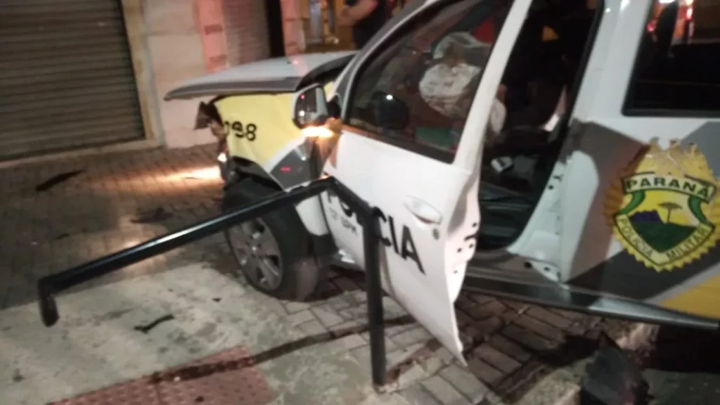WhatsApp-Image-2023-04-25-at-09.36.20 Motorista fura sinal e bate em viatura da Polícia Militar
