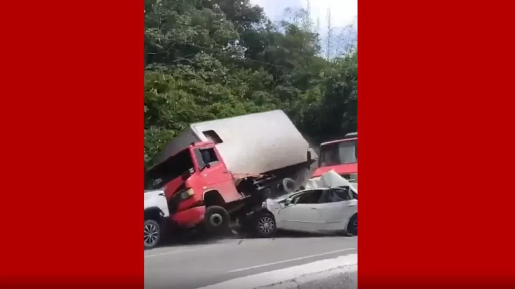 WhatsApp-Image-2023-04-26-at-09.26.28 Engavetamento com 15 veículos causa transtorno em rodovia