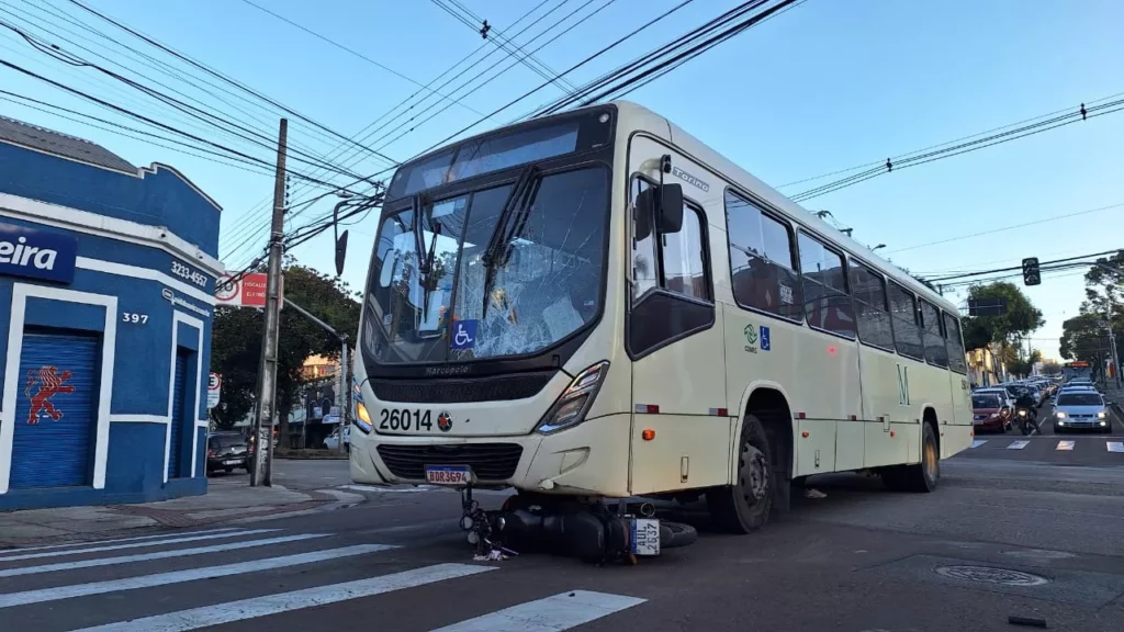 WhatsApp-Image-2023-05-16-at-07.53.31 Moto vai parar embaixo de ônibus em acidente no Bom Retiro