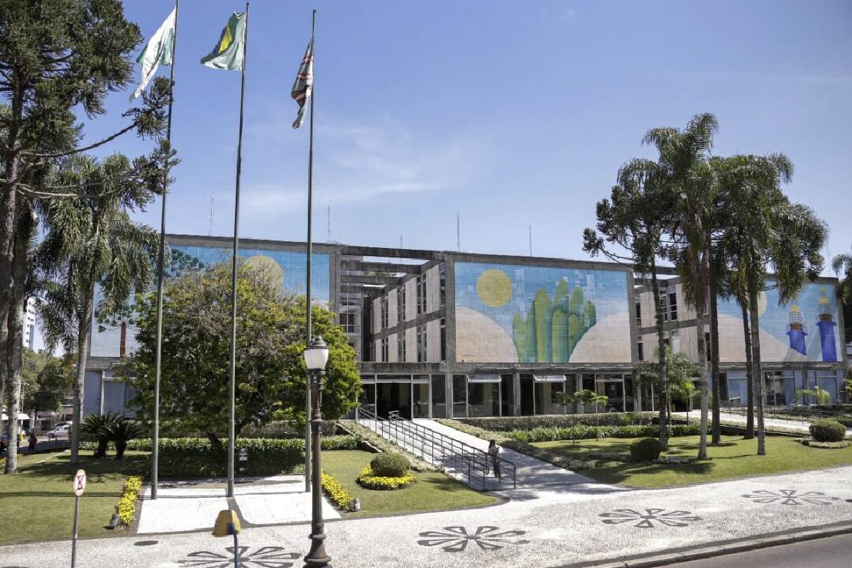 Veja o que abre e fecha no feriado de 15 de novembro em Curitiba