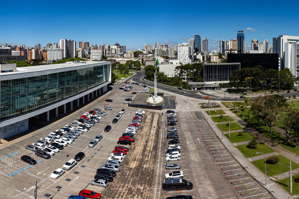 Palácio Iguaçu, ALEP e TJPR abre-fecha-parana-feriado