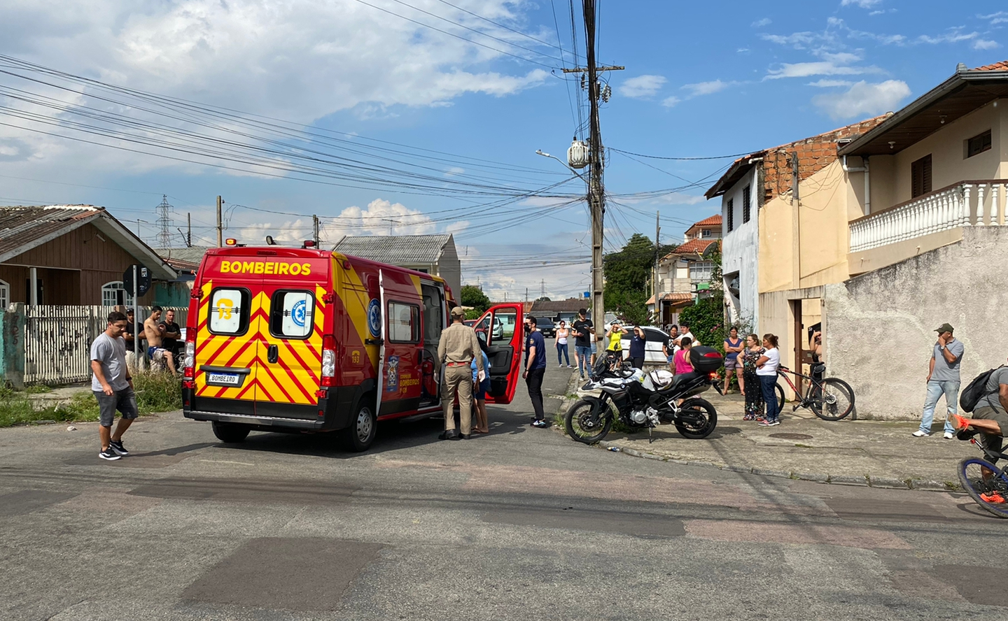 Motociclista sofre traumatismo craniano após acidente em Curitiba