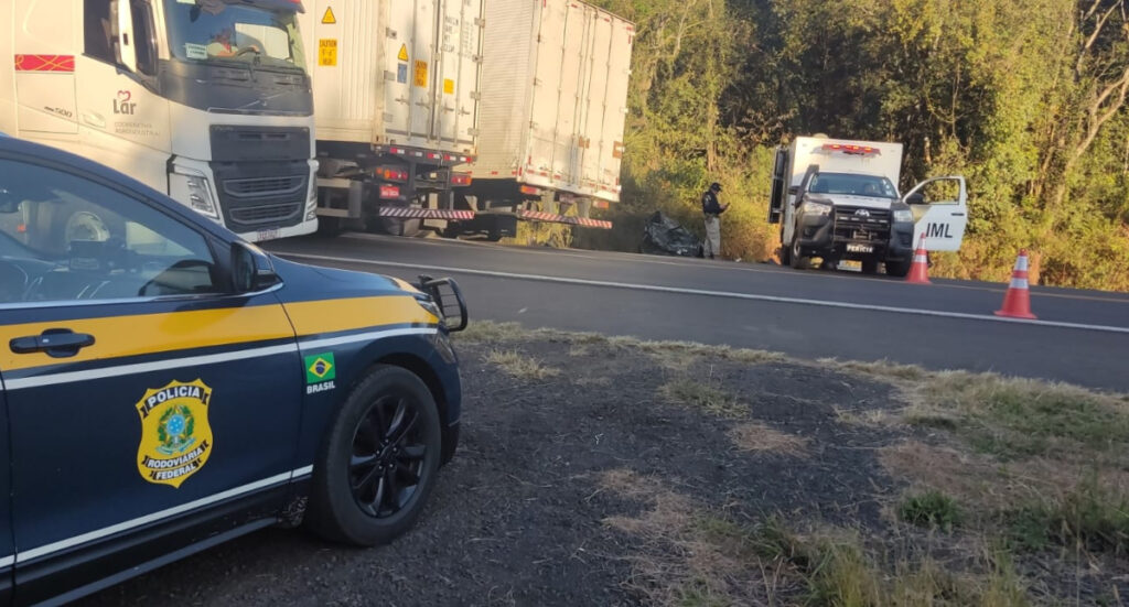 acidente-carro-caminhao-br-277