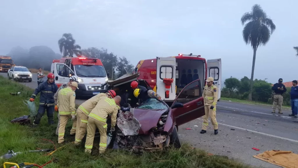 acidente-imbituva-carro-caminhão