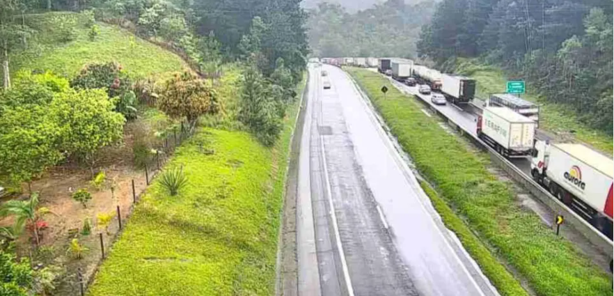 acidente-km-2-campina-grande-sul-e1669577781572 acidente-km-2-campina-grande-sul-e1669577781572