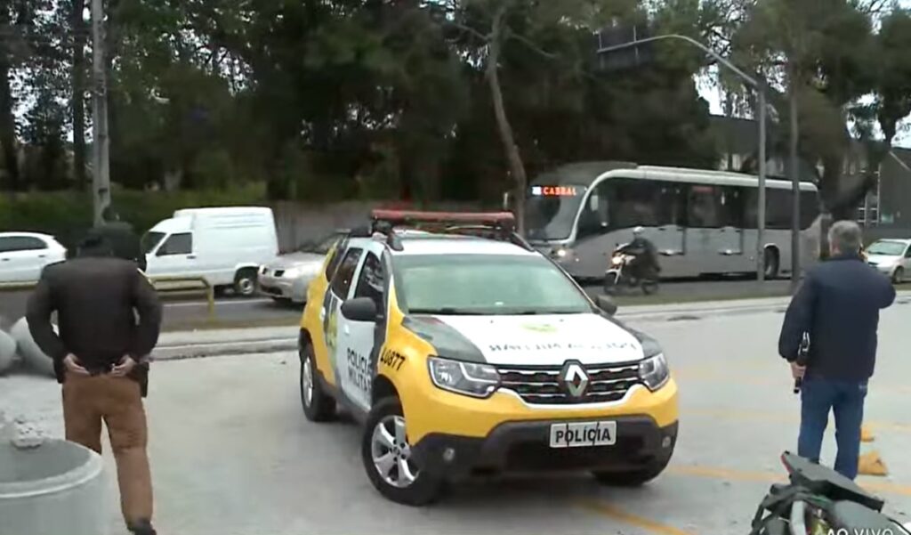 Motociclista fura sinal vermelho e é atingido por carro em Curitiba