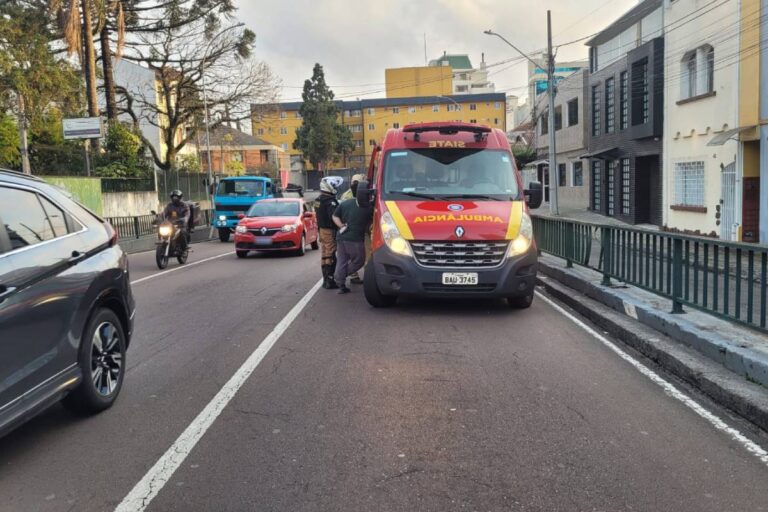 Vídeo mostra acidente de moto em Curitiba que deixou piloto ferido