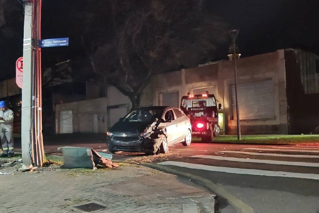 acidente-motorista-embiagado-bate-poste