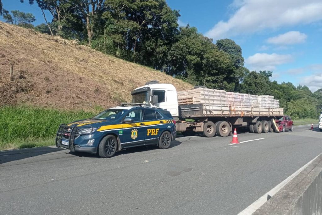 acidente-na-br-116-carro-caminhao acidente-na-br-116-carro-caminhao