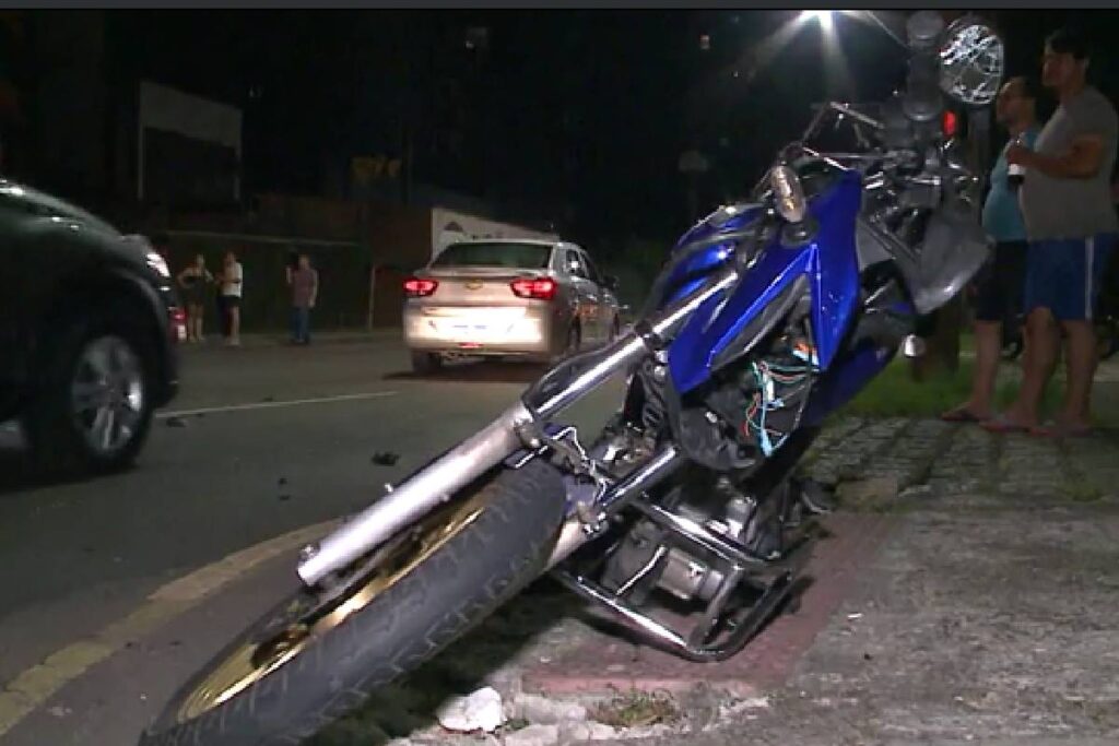 acidente-no-batel-casal-moto